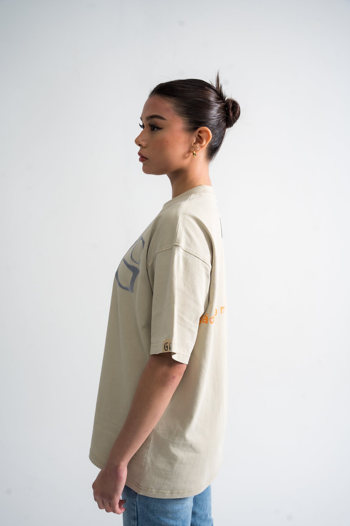 Birch/oyster grey shadow logo tee